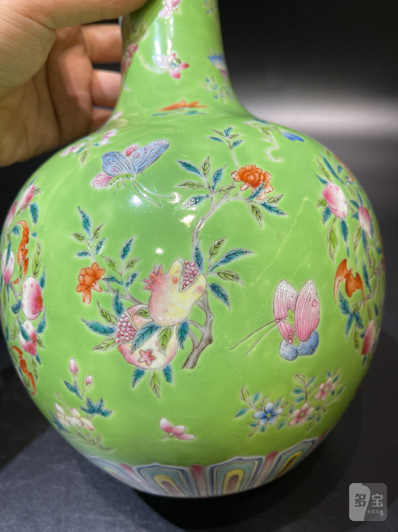 清中期 秋葵绿地洋彩蝠桃蝶恋花纹天球瓶 - 图10